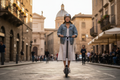 Persona in sella a moto elettrica in città italiana - Wall Group Italia